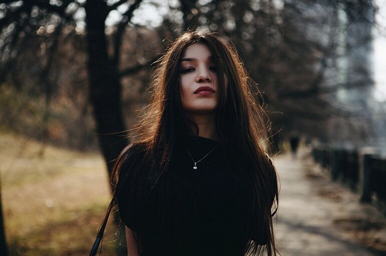 woman-2377742_640